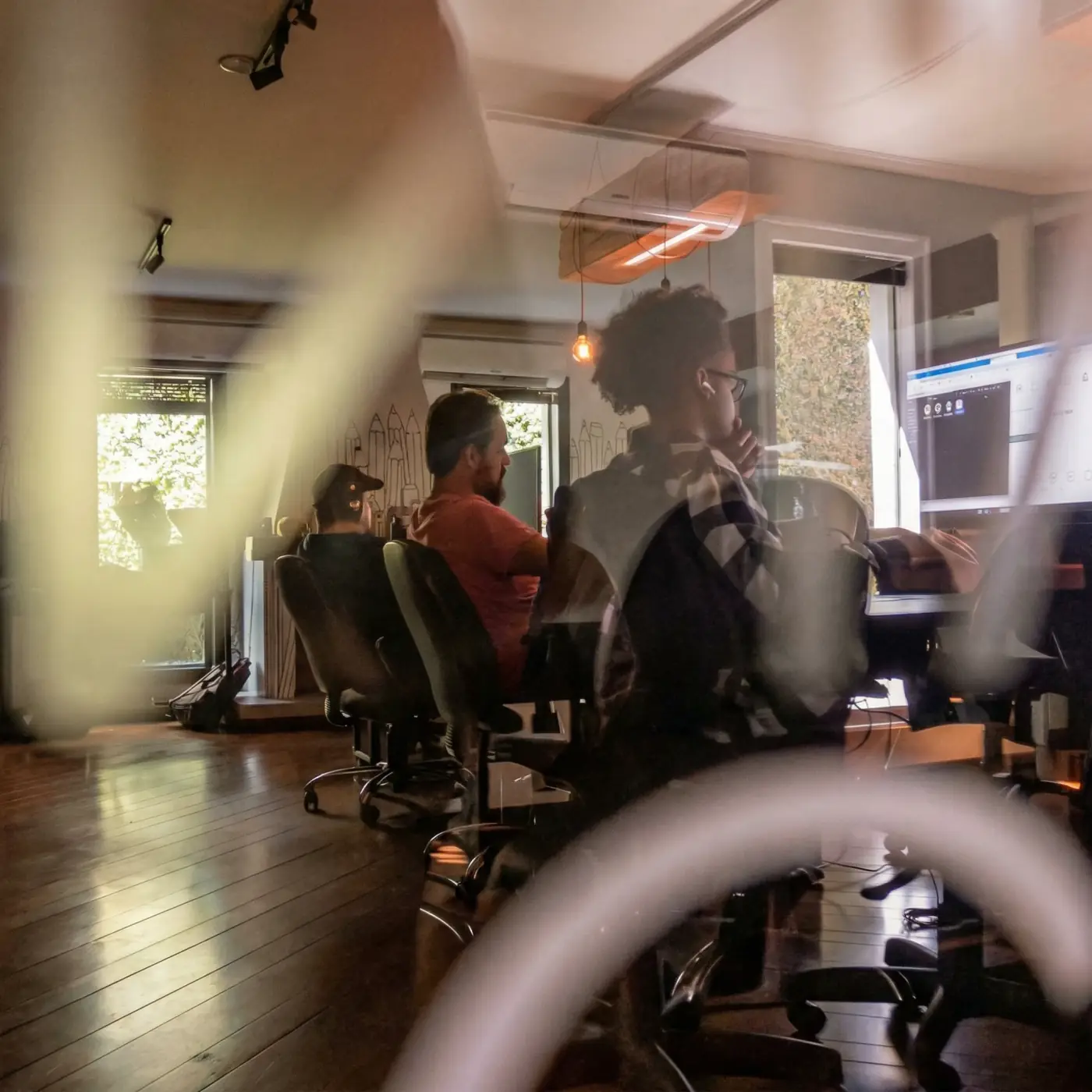 Time Narro reunido no escritório